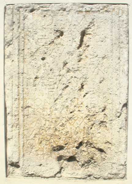 Grabstein in der Außenmauer